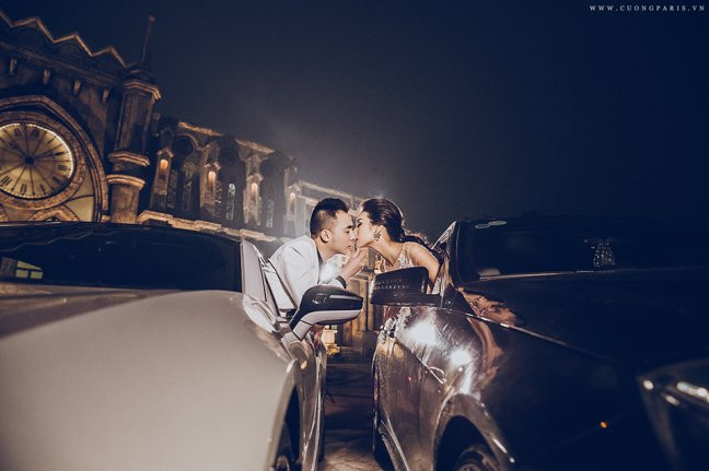 “Việc anh chồng cưỡi siêu xe và thuê trực thăng để quay MV cưới là để chứng minh rằng, anh ta không ngại đầu tư cho bộ ảnh, MV cưới của mình thật ấn tượng; một phần để người đời nghĩ khác về cô ấy", anh Lê Đức chia sẻ.