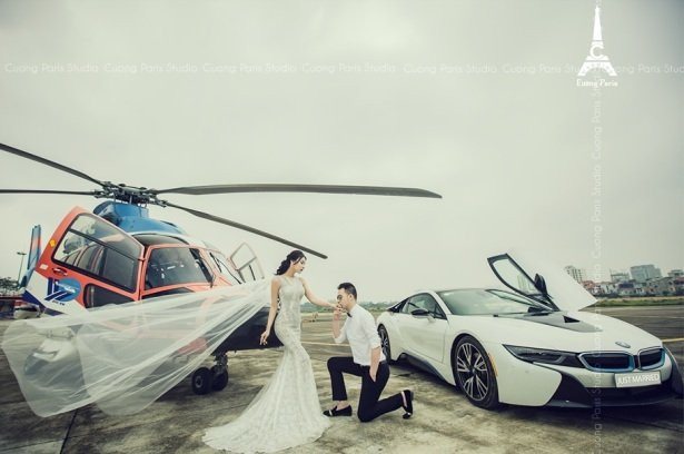 Nga Tây - cái tên được nhắc đến rất nhiều trong suốt thời gian qua nhờ bộ ảnh hở bạo tai tiếng " Tuyệt tình cốc" đã úp mở chuyện chuẩn bị lên xe hoa bằng những bức ảnh cưới trên trang cá nhân. Theo đó, cô nàng gợi cảm đã khiến cư dân mạng vô cùng ngỡ ngàng khi xuất hiện với hình ảnh gần gũi, kín đáo bên ý trung nhân đẹp trai và lịch lãm.