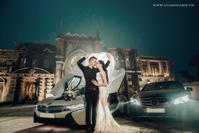 Tiếp xúc với Nga Tây trong bộ ảnh quan trọng của cuộc đời này, vị nhiếp ảnh gia cho biết cặp đôi tình cảm và quấn quýt bên nhau khiến ai cũng ghen tỵ. Khi chụp ảnh cưới, cặp đôi rất hợp tác, thậm chí, nhiếp ảnh gia Lê Đức còn kể: “Tôi bảo chuẩn bị bao giờ đếm 1,2,3 thì hôn, nhưng chưa đếm xong thì họ đã hôn nhau say đắm rồi".