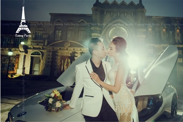 Theo quan sát của nhiếp ảnh gia, chồng của Nga Tây Tuyệt tình cốc là người hiền hòa, nhẹ nhàng, rất chiều chuộng, tâm lý và luôn tỏ ra tự hào về vợ sắp cưới của mình. Còn Nga Tây lại cá tính và mạnh mẽ hơn chú rể.