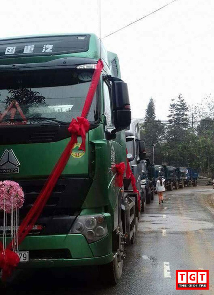 "Chưa bao giờ người dân huyện lại thấy hào hứng và vui bởi sự độc đáo trong việc đón dâu bằng xe tải của đám cưới tới vậy"- chị Phương Anh chia sẻ thêm. Tuy nhiên, bên cạnh đó một số người cho rằng, việc tổ chức rước dâu bằng xe tải của chú rể tiềm ẩn nhiều nguy cơ mất an toàn.