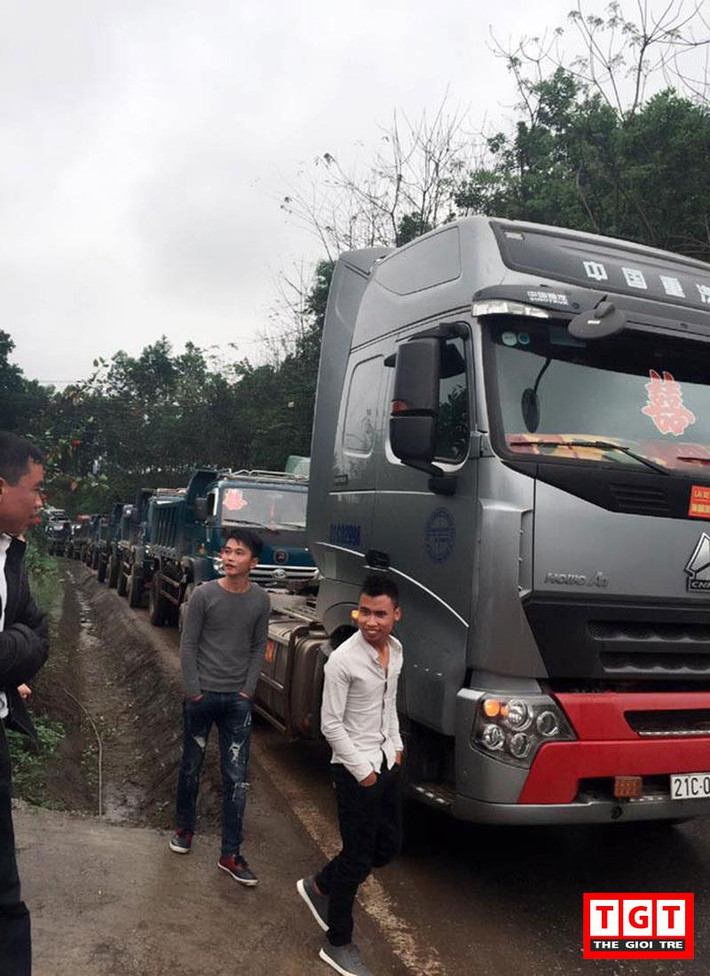 Trong đám cưới ở Yên Bái độc đáo này, nhà trai đã chuẩn bị một đội hình bê tráp, đưa đón dâu bằng xe tải hạng nặng lên tới 21 chiếc các loại.