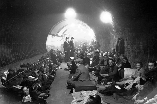 Hình ảnh người dân Anh trú ẩn trong ga tàu điện ngầm Aldwych, London, sau khi còi báo động vang lên để cảnh báo về các cuộc ném bom sắp diễn ra. Ngày 7/9/1945, một loạt cuộc tấn công lớn mang mật danh "chiến dịch Loge" với gần 400 máy bay ném bom và hơn 600 máy bay tiêm kích bắt đầu nhắm vào các bến tàu tại phía đông London.