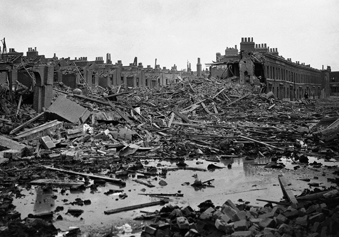 Hình ảnh đống đổ nát tại Dockland, London sau trận dội bom của Đức ngày 17/9/1940. Nhiều thành phố của cả hai bên tham chiến đều trở nên hoang tàn sau các cuộc oanh kích.
