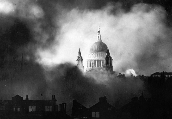 Hình ảnh mái vòm của nhà thờ thánh Paul (phần không bị hư hại) tại London, Anh, trong một đợt đột kích của phát xít Đức. Trận không chiến giữa Anh và Đức chiến diễn ra từ ngày 10/7 đến 31/10/1940. Đức nhắm đến mục tiêu giành ưu thế trên không trước quân đội Hoàng gia Anh, từ đó làm suy yếu sức kháng cự của nước này, mở đường cho cuộc đổ bộ của hải quân và lính nhảy dù.