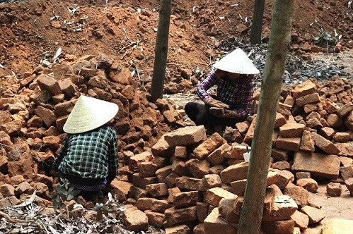 Đoàn khai quật cũng phát hiện được nền móng tháp phía bắc, nằm ở vị trí thấp hơn nên móng tháp chính 3m. Cụm tháp Chăm hoàn chỉnh thường có tháp chính (lớn nhất), tháp phía bắc và tháp phía nam.