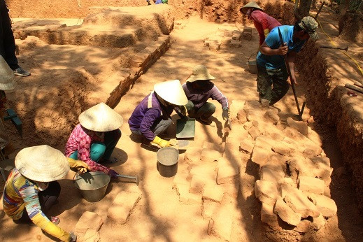 Ngày 2/5, PGS-TS Lại Văn Tới - Phó giám đốc Viện nghiên cứu Kinh Thành (Hà Nội) cho biết, công tác khai quật khảo cổ tại ngọn đồi Hòn Nóc (ở thôn Tráng Long, xã Nhơn Lộc) từ ngày 10.4 đến nay đã phát hiện nền móng phế tích tháp Chăm Chà Rây.