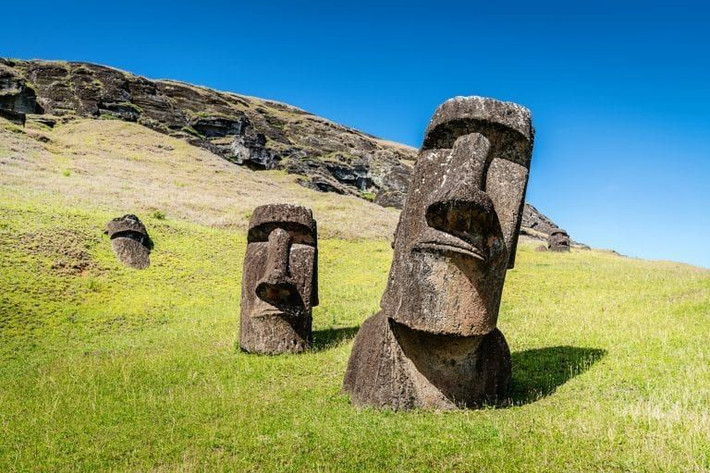 Nhiều người cho rằng, những bức tượng Moai đơn giản chỉ có phần đầu nhô lên khỏi mặt đất chứ không có gì hơn. Tuy nhiên, một phát hiện gần đây cho thấy, phần bị lấp sâu dưới đất của những tượng Moai còn nhiều hơn những gì trồi trên bề mặt.