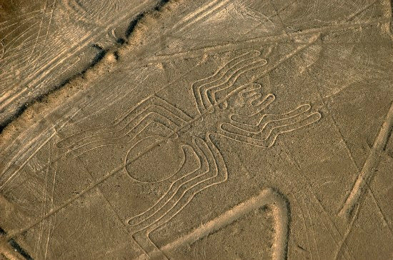 Những hình vẽ trên cao nguyên Nazca – Peru. Sa mạc khô cằn rộng khoảng 500 km2 giữa hai thị trấn Nazca và Palpa ở Peru xuất hiện hơn 300 bức vẽ hình các con vật như chim ruồi, khỉ, nhện, thằn lằn, mê trận, người hoặc những dạng hình học có niên đại 1.000 năm trước công nguyên hoặc lâu hơn.