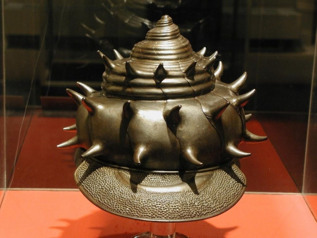 Mũ bảo hiểm ở dạng vỏ ốc xà cừ biển (1618).