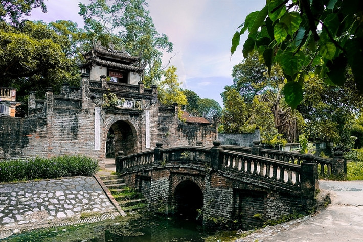 Làng Ước Lễ, Thanh Oai, Hà Nội: Nổi tiếng với món giò chả trứ danh, làng cổ Ước Lễ là một trong số ít những ngôi làng còn giữ được nhiều công trình nhà cổ tại Việt Nam cho đến thời điểm hiện tại. Khi đặt chân đến làng cổ Ước Lễ, du khách sẽ bị choáng ngợp và thu hút bởi những nét kiến trúc độc đáo, hấp dẫn mang dấu ấn của thời gian khắc họa trên từng bức tường, viên gạch.