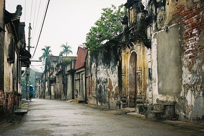 Làng Cựu, Phú Xuyên, Hà Nội: Là ngôi làng có hơn 500 năm tuổi, làng Cựu thuộc xã Vân Từ, huyện Phú Xuyên, Hà Nội là ngôi làng nổi tiếng với những biệt thự được xây dựng đan xen giữa kiến trúc Việt cổ và Pháp tạo nên sự độc đáo.