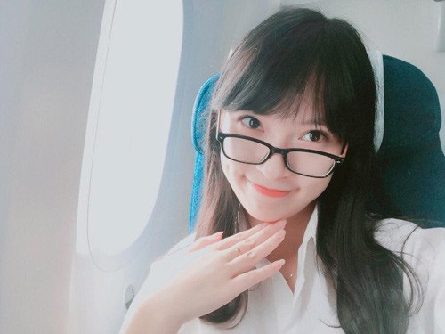 “Giỏi quá… dịch trực tiếp không hề đơn giản. Đôi khi nghe họ nói, bản thân hiểu đấy nhưng để diễn đạt cho người khác hiểu thì cực khó. Mà em ấy thì nói trôi chảy như đã có kịch bản sẵn”, một nick name tỏ ra thán phục.