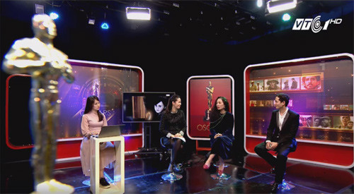 Bên cạnh hai MC “lão làng”, Khánh Vy (sinh năm 1998, Nghệ An) đảm nhận vai trò thuyết minh nội dung của buổi lễ trao giải Oscar. Đây được xem là công việc có độ khó và áp lực lớn bởi phải nghe, dịch và truyền đạt một cách trực tiếp diễn biến lễ trao giải, chia sẻ của cả MC lẫn các nghệ sỹ có mặt tại đó.