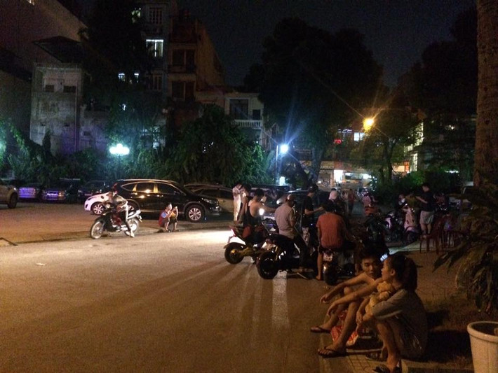 Tuy nhiên, đa phần lại bày tỏ sự quan ngại, nhìn nhận vấn đề bằng một con mắt khác, thể hiện quan điểm lo lắng, không đồng tình với thói quen mới của giới trẻ Việt trong vài ngày nay. Việc các thanh niên Việt ra đường, dù đi bộ hay đi xe máy vẫn khư khư chiếc điện thoại trên tay chắc chắn sẽ tạo ra những hình ảnh vô cùng phản cảm.