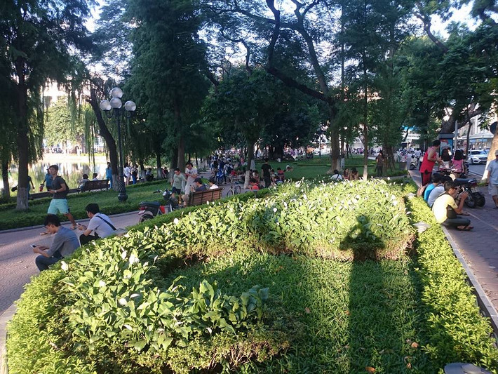 Sẽ ra sao nếu suốt cả đêm, ngày, đi đến đâu chúng ta cũng thấy những thanh niên Việt cầm điện thoại trên tay, vừa đi vừa dò bắt Pokemon xung quanh, gặp "hàng hot" lại dừng chân để tìm cách bắt gọn? Sẽ ra sao nếu đoàn người trẻ đi xe máy tập trung bắt Pokemon và gây ùn tắc trên đường phố? Đó đều là những câu hỏi khó giải đáp, đều là những nguy cơ có thể xảy ra nếu như cơn sốt Pokemon Go không hạ nhiệt trong vài ngày tới.