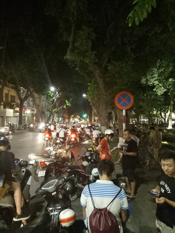 Người người đi bắt Pokemon trên phố đã tạo nên một cảnh tượng chưa từng có trên đường phố Hà Nội. Ngại đi bộ xa xôi để bắt Pokemon, nhiều thanh niên Việt đã lựa chọn phương tiện xe máy, xe đạp điện đi đến cả chục cây số để dò bắt, thu thập Pokemon trên đường phố. Ra đường những ngày này có thể dễ dàng bắt gặp những nhóm tụ tập như trong ảnh và chúng đã nói lên khá nhiều điều, vấn đề mới trong giới trẻ Việt.