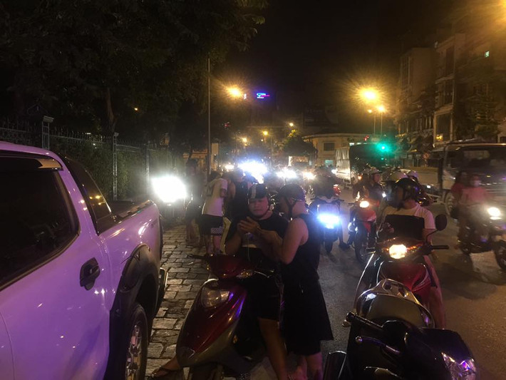 Những hình ảnh như thế này được lan truyền lên trên mạng làm hình thành nhiều luồng ý kiến đối lập nhau.