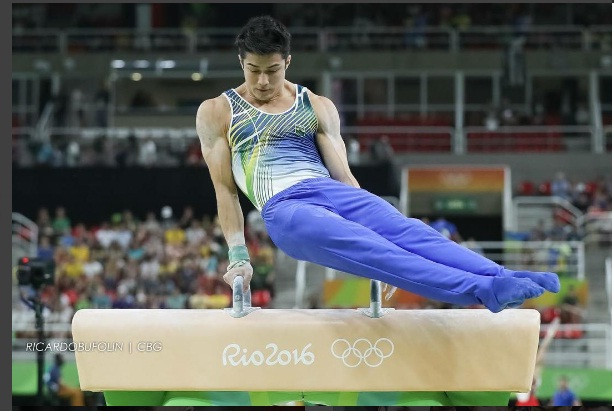 Arthur Mariano tên đầy đủ là Arthur Nory Oyakawa Mariano, sinh năm 1993, đến từ Sao Paulo có chiều cao 1m69, nặng 65kg. Anh là một trong những vận động viên nam được các fan nữ mến mộ nhất Olympic Rio 2016 nhờ gương mặt vô cùng điển trai và nụ cười tỏa nắng dễ “hớp hồn” người đối diện trong lần đầu tiên gặp gỡ.