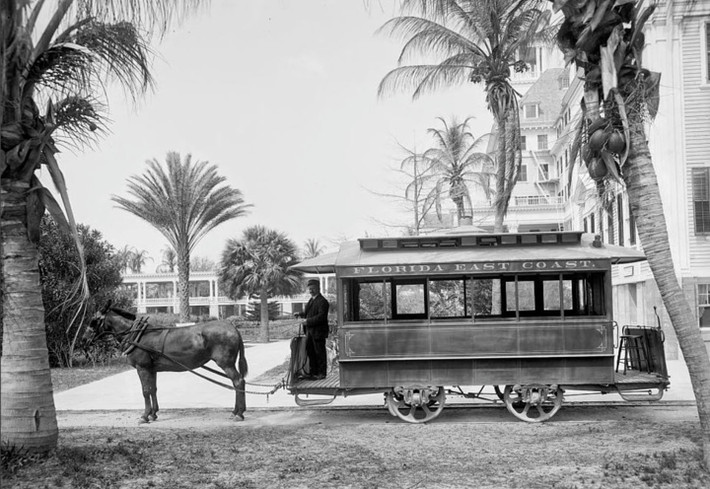 Hình ảnh một chiếc xe ngựa chở khách ở Palm Beach, bang Florida năm 1904.