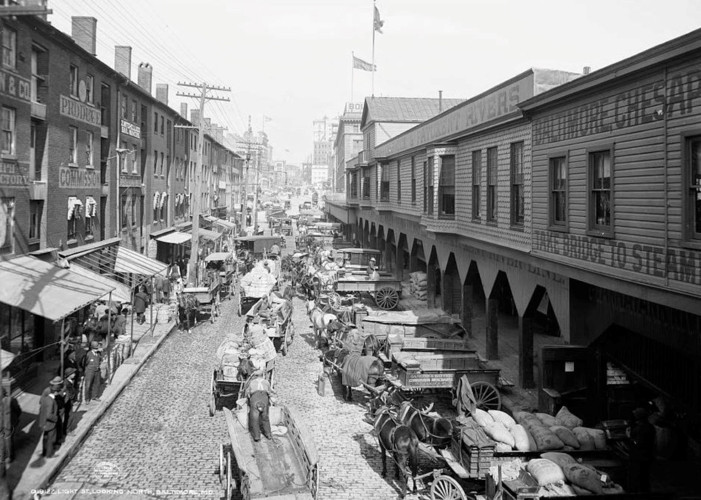 Những chiếc xe ngựa tấp nập nối đuôi nhau ở Baltimore năm 1904.