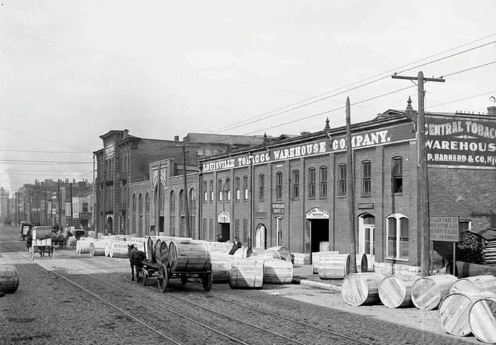 Những chiếc xe ngựa chở các thùng hàng từ nhà máy thuốc lá ở Louisville năm 1902.