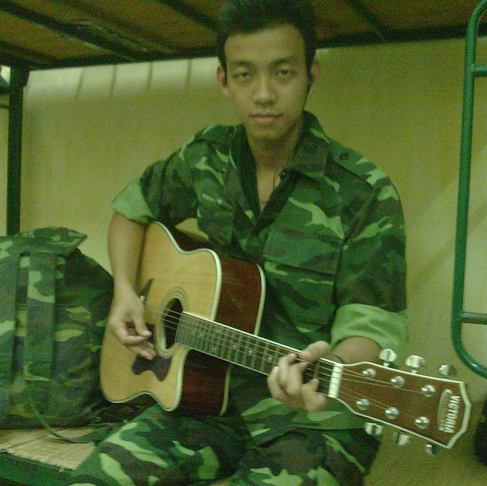 Anh chàng phi công trẻ tuổi tuổi có khả năng chơi tốt các loại nhạc cụ như guitar, piano và có giọng hát khá hay. Anh là cây văn nghệ của trung đoàn, là người mang đến nhiều niềm vui, phút giây thư giãn, giải tỏa áp lực cho bạn bè, đồng nghiệp, đồng chí cùng đơn vị.