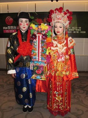 Sau đó, bức ảnh này được nói rõ là sử dụng để minh họa về "Âm hôn" - làm đám cưới cho người chết, một hủ tục ở Trung Quốc. Tục lệ đám cưới ma được duy trì lâu đời ở Trung Quốc, nguồn gốc được bắt đầu từ thời xa xưa trong lịch sử. Đến nay, tục này vẫn còn ở một số vùng trên đất nước này đặc biệt là ở khu vực nông thôn.