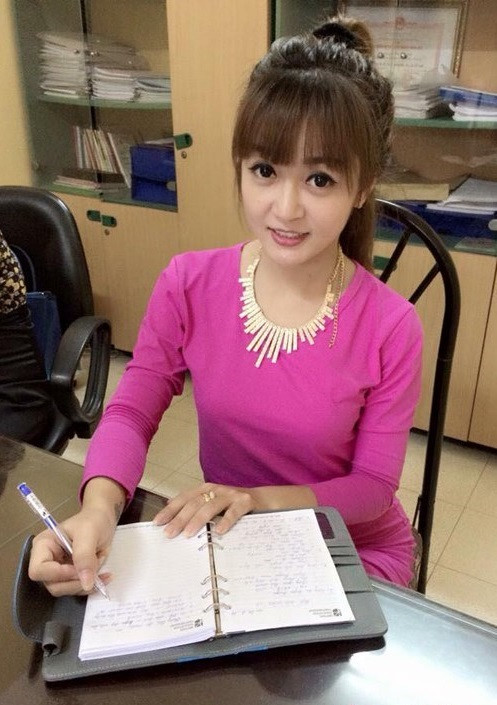Cô giáo Nguyễn Ly Ly luôn khoe vẻ xinh xắn, trẻ trung của mình mọi lúc.