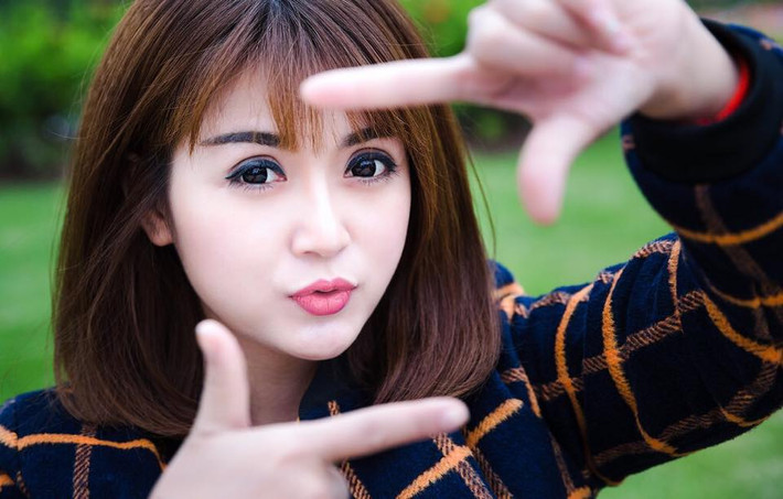Bản thân cô giáo Ly Ly rất vui vẻ, thoải mái với cuộc sống nhiều màu sắc của mình. Ly Ly rất thích thú khi được nhiều bạn trẻ biết đến, khen ngợi và luôn cởi mở, vui vẻ với mọi người.