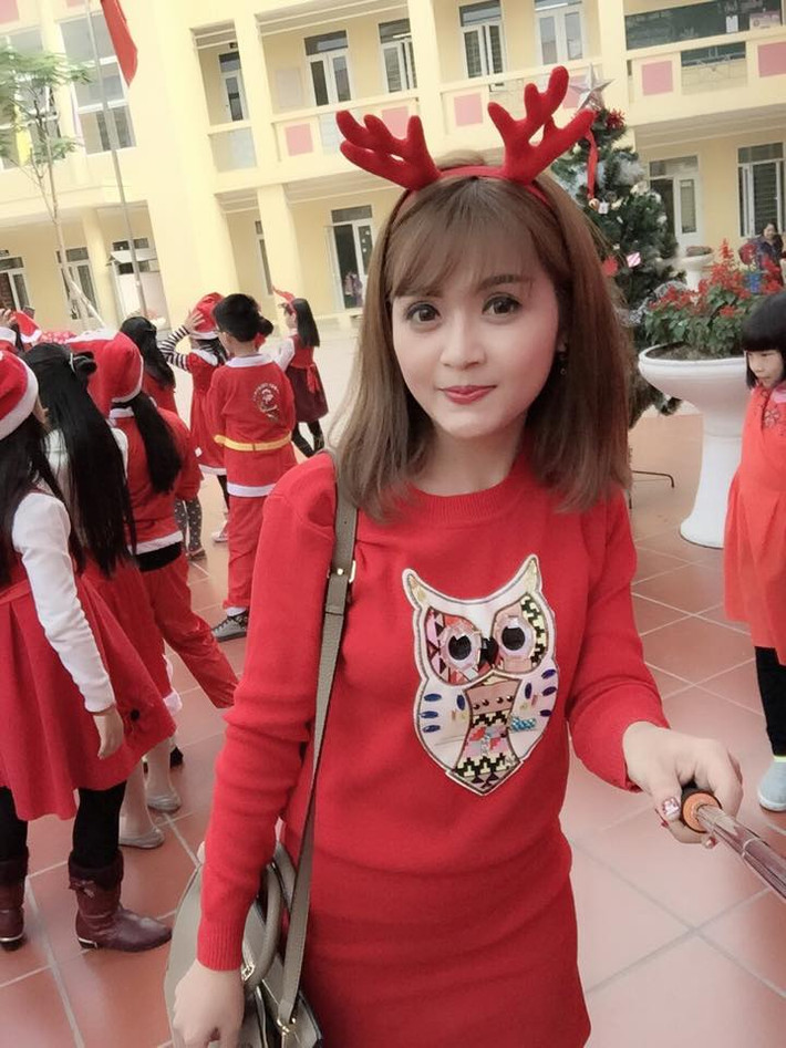 Hình ảnh cô giáo Ly Ly diện đồ trẻ trung, rực rỡ màu sắc chụp ảnh trong buổi sinh hoạt tập thể, đón Giáng sinh và năm mới 2016 tại trường nơi cô công tác.