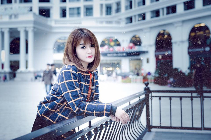 Xinh đẹp và được gọi là "cô giáo hot girl", Ly Ly được nhiều quan tâm, chú ý... nhưng cũng vì thế mà thỉnh thoảng cô vướng vào một số rắc rối, phiền toái. Như lần gần nhất, bức ảnh Ly Ly mặc váy đến trường, đứng lớp giảng dạy đã gây xôn xao mạng xã hội với nhiều ý kiến bình luận, khen chê trái chiều.