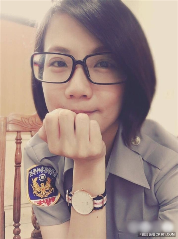 Pingjhen Taoyuan là một cô gái rất xinh xắn, trẻ trung, hiện đại... khác hẳn với hình ảnh thô cứng, đôi khi hơi khuôn mẫu của các cảnh sát nói chung. Tranh thủ giờ nghỉ giải lao tại cơ quan, thỉnh thoảng Pingjhen Taoyuan cũng chụp ảnh "tự sướng" với bộ cảnh phục khoác trên mình, toát lên một vẻ đẹp cuốn hút, vừa mạnh mẽ, vừa không thiếu độ nữ tính, đáng yêu.