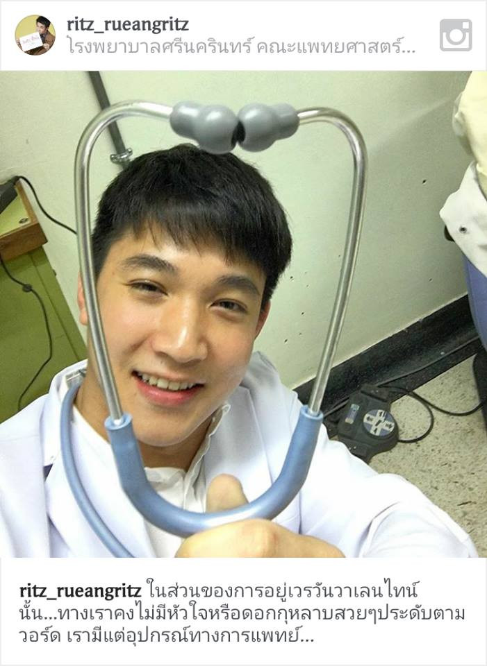 Ritter Ruangrit, chàng nam sinh trường y người Thái Lan hiện làm việc và nghiên cứu tại Mie, Nhật Bản đang gây sốt mạng Instagram với lượng người theo dõi khủng. Gương mặt điển trai và tính cách hài hước, dễ thương là điểm cộng lớn giúp chàng trai này chinh phục được hàng ngàn trái tim của fan hâm mộ nữ. Hiện trang cá nhân của Ritter đã lên tới 885 nghìn người theo dõi.