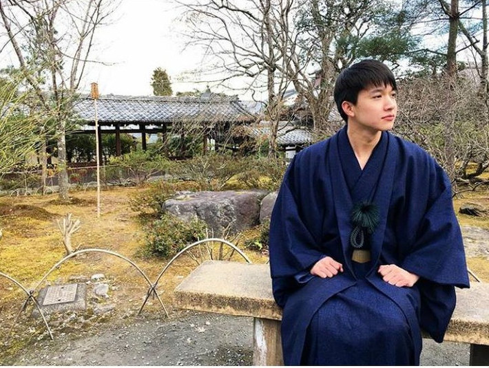 "Chỉ mặc Kimono thôi mà, Ritter có cần phải đẹp trai đến vậy không?", một fan hâm mộ nữ bình luận.