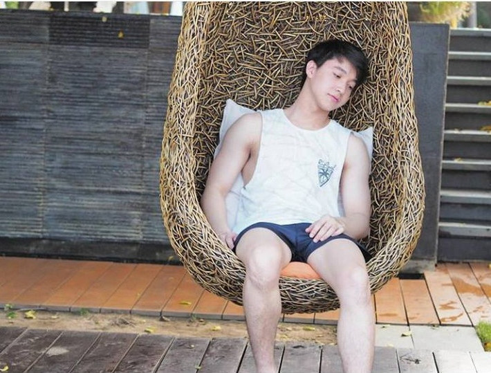 Hot boy trường y có sở thích chụp ảnh "tự sướng" và thường xuyên chia sẻ các bức ảnh trên trang cá nhân. Vốn gương mặt đã như nam thần trong truyện ngôn tình, nước da của Ritter còn rất trắng, càng làm tôn lên thần thái khiến các fan nữ đứng ngồi không yên mỗi khi chàng trai tung ảnh mới.