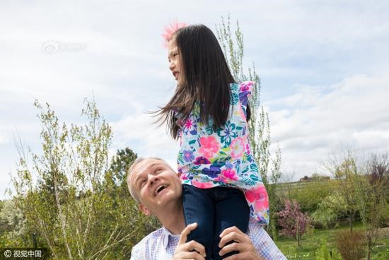 Cha mẹ nuôi của Sophi tâm sự, cô bé đã phải trải qua những tháng ngày khó khăn vì không biết đi, họ đã nghĩ cô bé sẽ có thể sống cùng chiếc xe lăn cả đời. Cho đến hiện tại, cô bé Trung Quốc có thể đi lại nhưng em vẫn khó có thể giữ thăng bằng như những người bình thường.