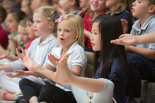 Sophi không coi mình là người khuyết tật. Khi đến trường nếu bị bạn bè châm chọc, hỏi về khiếm khuyết trên cơ thể, cô bé chỉ hóm hỉnh trả lời “À, con gấu đã ăn chúng rồi”, hay “Là vì cá mập ăn đó”.