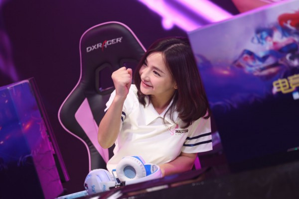 Ý Huỳnh nổi lên từ khi game Warcraft 3 vẫn còn đang thịnh hành trên khắp thế giới. Ngoài khả năng chơi chiến thuật tốt, hạ gục nhiều đối thủ mạnh, Ý Huỳnh còn trở thành "của hiếm" thời bấy giờ khi có khả năng bình luận game rất chuyên nghiệp mặc dù là con gái. Sau đó, các kênh truyền hình trực tuyến chuyên về game ở Trung Quốc mọc lên như nấm, Ý Huỳnh cũng vì thế mà hoạt động tích cực hơn.