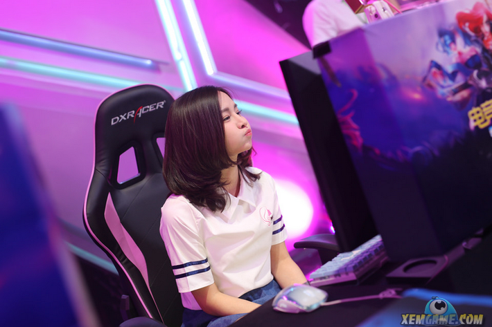 Nhắc đến Hàn Ý Huỳnh, giới trẻ nói chung và cộng đồng game thủ ở Trung Quốc nói riêng, đặc biệt là các fan của game "Liên Minh Huyền Thoại" dường như đều phải ồ lên vì mức độ nổi tiếng và tài năng của nữ game thủ, kiêm hot girl xinh đẹp này. Ý Huỳnh đã tốt nghiệp trường Đại học Hải Nam - một ngôi trường khá danh tiếng ở Trung Quốc, nhưng sau đó cô lại đi theo con đường của một game thủ và một nhà truyền thông game.