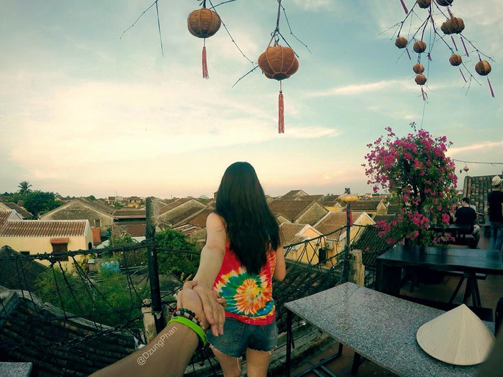 Ngoài những bức ảnh hấp dẫn với khung cảnh đẹp và dáng vẻ tự nhiên của nữ nhân vật chính, dân mạng, bạn bè của Dũng và Trang còn rất ấn tượng với những bộ đồ, phong cách thời trang mà mà Trang Cao mang trên mình. Theo tiết lộ của chủ nhân bộ ảnh thì những bộ đồ này đều mang phong cách bohemien và phần lớn đều do Trang Cao tự tay thiết kế.