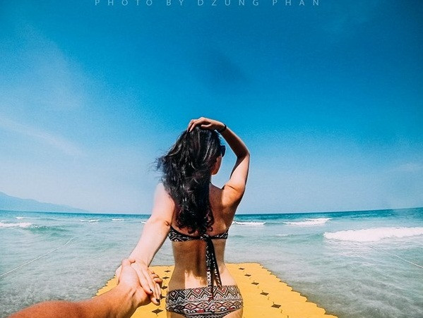 Vậy nên trong bộ ảnh “Follow Me” của mình, chàng trai trẻ cũng không quên đưa hình ảnh chiếc xe máy, mũ bảo hiểm, những bộ đồ phượt của cả hai người. Sở thích, niềm đam mê và tình yêu luôn đong đầy trên từng cung đường, cũng như trong từng bức ảnh đã tạo nên cái chất riêng hút hồn người.