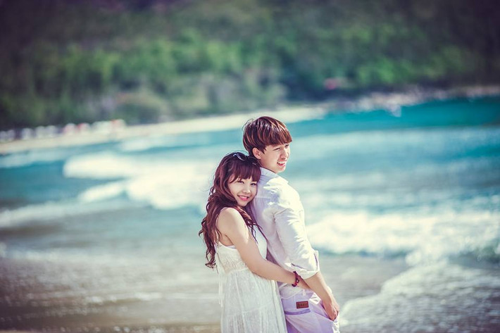 “Anh ấy vẫn còn đang tuổi lớn nên cao to lắm, còn Linh quá tuổi nên người có một khúc thôi. Đi đâu Linh toàn bị anh ấy ấn đầu xuống, có khi khoác vai đi và bị mọi người nhìn chằm chằm rồi che miệng cười. Anh thì cao 1m75 nặng 76 kí còn linh có 1m50 nặng 44 kí nên bị mọi người trêu ghẹo, soi mói suốt. Nhiều khi cũng buồn nhưng do tụi mình sống hạnh phúc nên dần dần cũng không quan tâm lắm đến việc người khác nói gì”, Khánh Linh tâm sự.