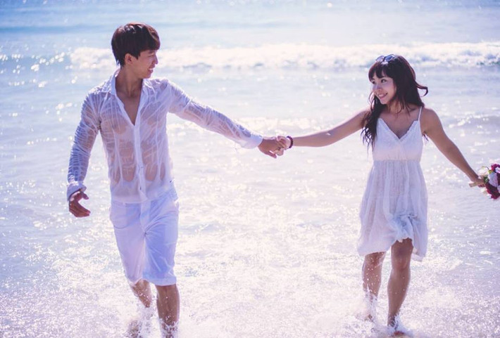 Kể lại chuyện những ngày đầu mới quen Minh Đức, Khánh Linh hồ hởi: "Do anh ấy nhỏ hơn mình 5 tuổi nên lúc đầu mình cũng không thích. Mình cứ suy nghĩ có quen người kém 5 tuổi sau này chưa chắc gia đình người ta đã chịu. Anh có theo đuổi mình 2 tháng, mình có nói đùa là thích mình quá thì cưới luôn đi chứ mình không thích tìm hiểu mất công rồi sau này gia đình anh lại không cho lấy con gái lớn tuổi hơn thì khổ chết”.