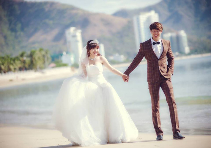 “Ấy vậy mà anh về nói với gia đình thật. Bố mẹ anh tưởng lúc đó anh bị khùng vì mới 20 tuổi, chưa thể tự lo về kinh tế đã đòi lấy vợ. Do mấy ngày liền đòi cưới quá nên bố mẹ gọi mình sang nói chuyện. Lúc đầu khi biết mình lớn hơn đến 5 tuổi, bố mẹ anh ấy sốc toàn tập, đến mức lắp bắp nói không thành lời.