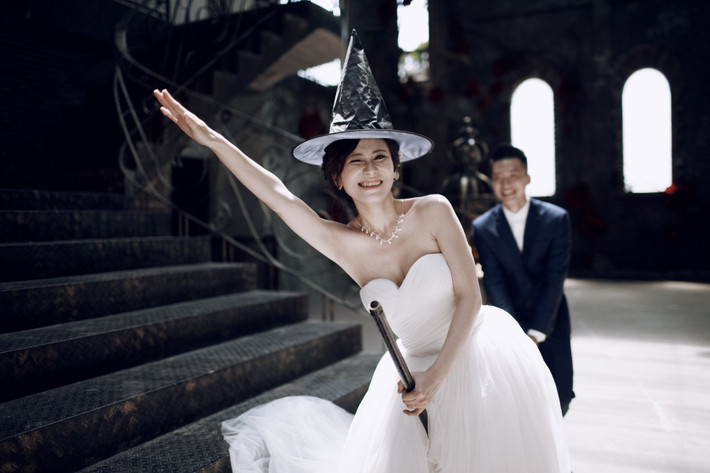 Thay vì rong ruổi giữa tiết trời nóng bức của mùa hè Hà Nội, cặp đôi yêu nhau 12 năm Thanh Tùng – Kiều Trang đã có một sự lựa chọn riêng và độc đáo cho bộ ảnh cưới hài hước của mình: chụp trong phim trường cùng với một kịch bản thú vị.