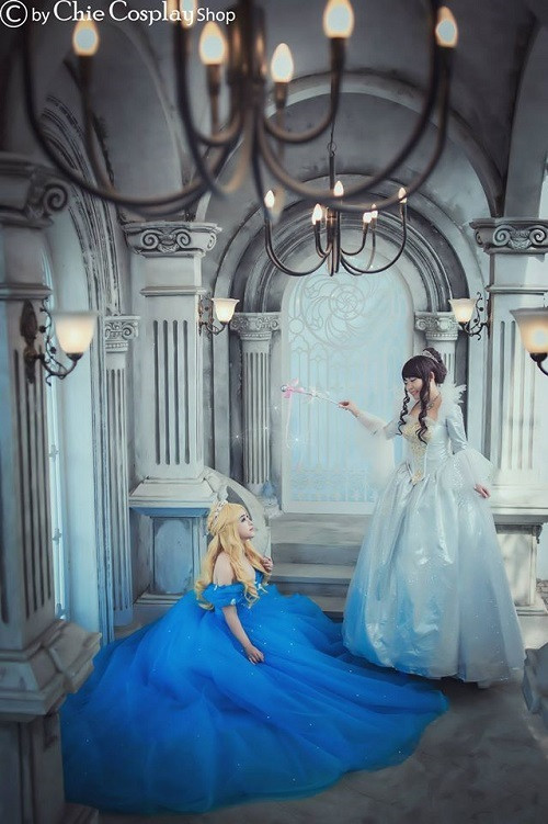 Phim Cinderella ra mắt, các shop chuyên về cosplay, hóa trang cũng lập tức tung ra mẫu váy áo lộng lẫy giống hệt như của nữ nhân vật chính trong phim.