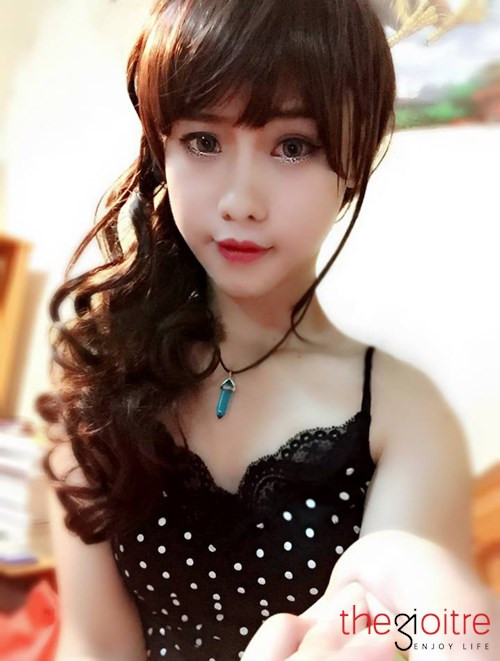 Công việc của chàng trai cải trang nữ giúp cho Lê Duy tạo ra thu nhập vài triệu hàng tháng. Anh chàng hào hứng: “Có một số shop thời trang, shop tóc giả, thương hiệu làm đẹp thường nhờ mình chụp ảnh, quảng cáo giúp họ. Việc giả gái cũng giúp cho mình có một khoản thu nhập đỡ đần bố mẹ hàng tháng”.