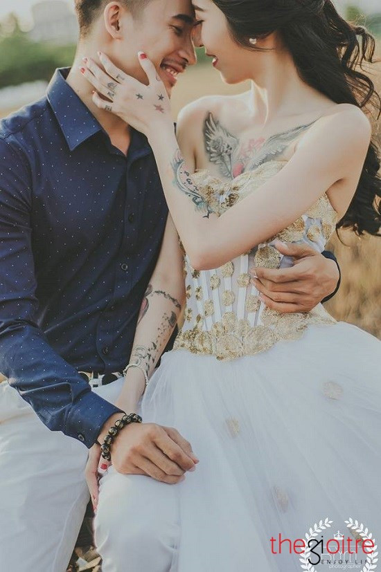 Ngay giữa ngực, Kim Thoa bất chấp xăm hình "đôi cánh". Ở tay là hình xăm "cô tiên cá.". Ảnh: Cường Nguyễn, Lê Phạm Tuấn.