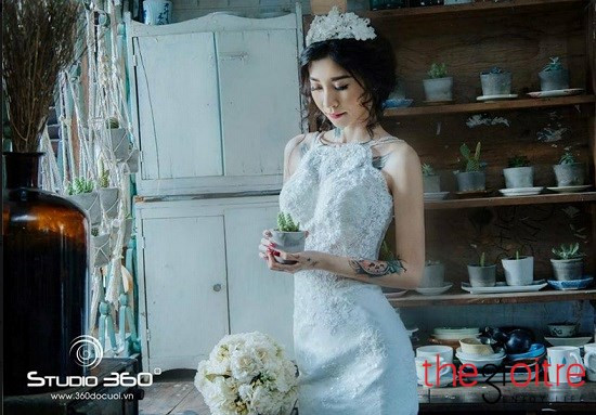Theo như tìm hiểu, cô dâu hình xăm 9X trong hình là Đậu Thị Kim Thoa (sinh năm 1993) hiện đang sinh sống và làm việc tại TP. Hồ Chí Minh. Kim Thoa cao 1m70 và đang là người mẫu hoạt động tự do. Ảnh: Cường Nguyễn, Lê Phạm Tuấn.